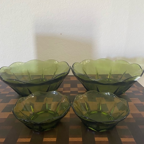 4 Vintage MCM Avocado Green Scalloped Glass (2) 8”Large and (2) 4.5”Small Bowls - Picture 3 of 13